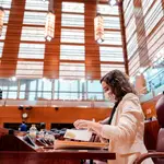 La presidenta madrileña, Isabel Díaz Ayuso durante el pleno celebrado ayer en la Asamblea de Madrid.