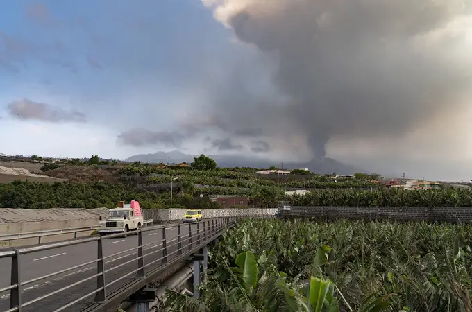 La lava desborda el cono principal y aumenta la actividad volcánica