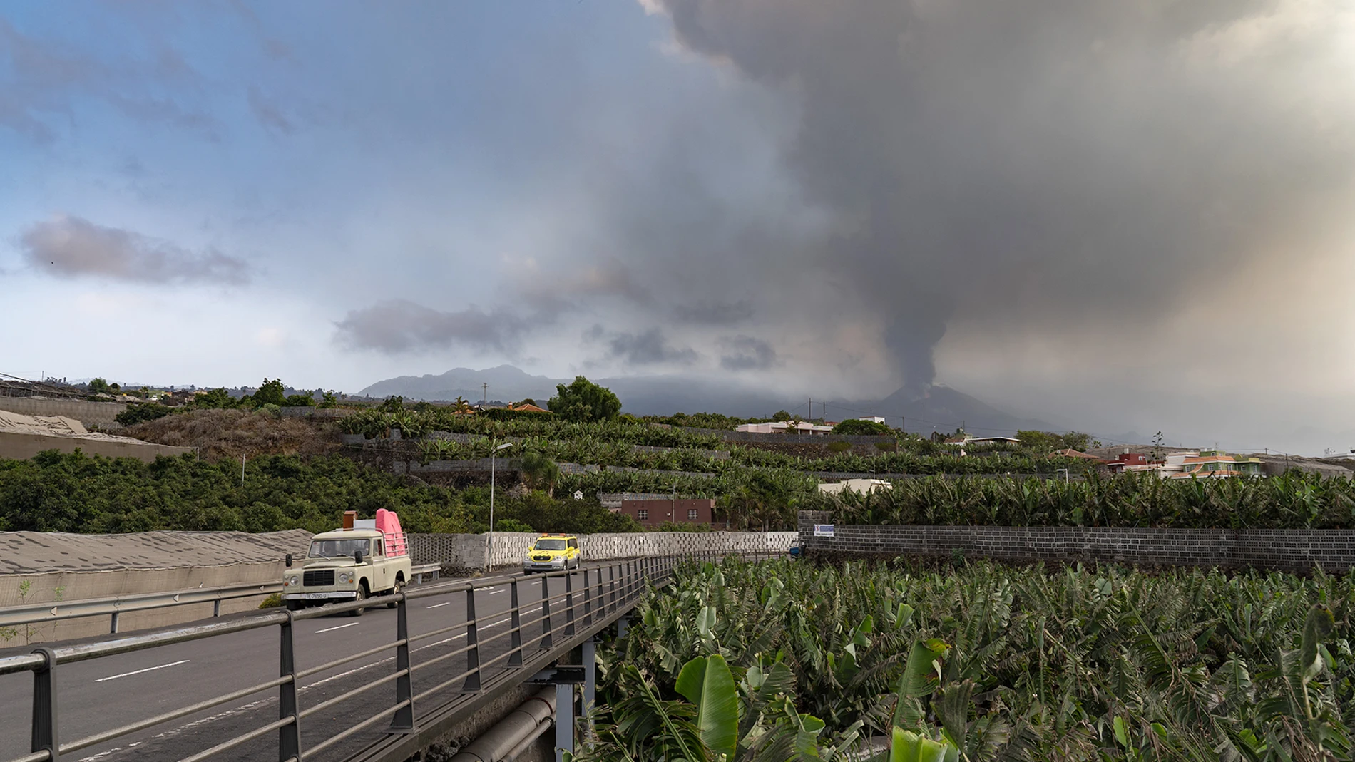 Columna de humo procedente de la erupción del volcán de Cumbre Vieja en Los Llanos de Ariadne