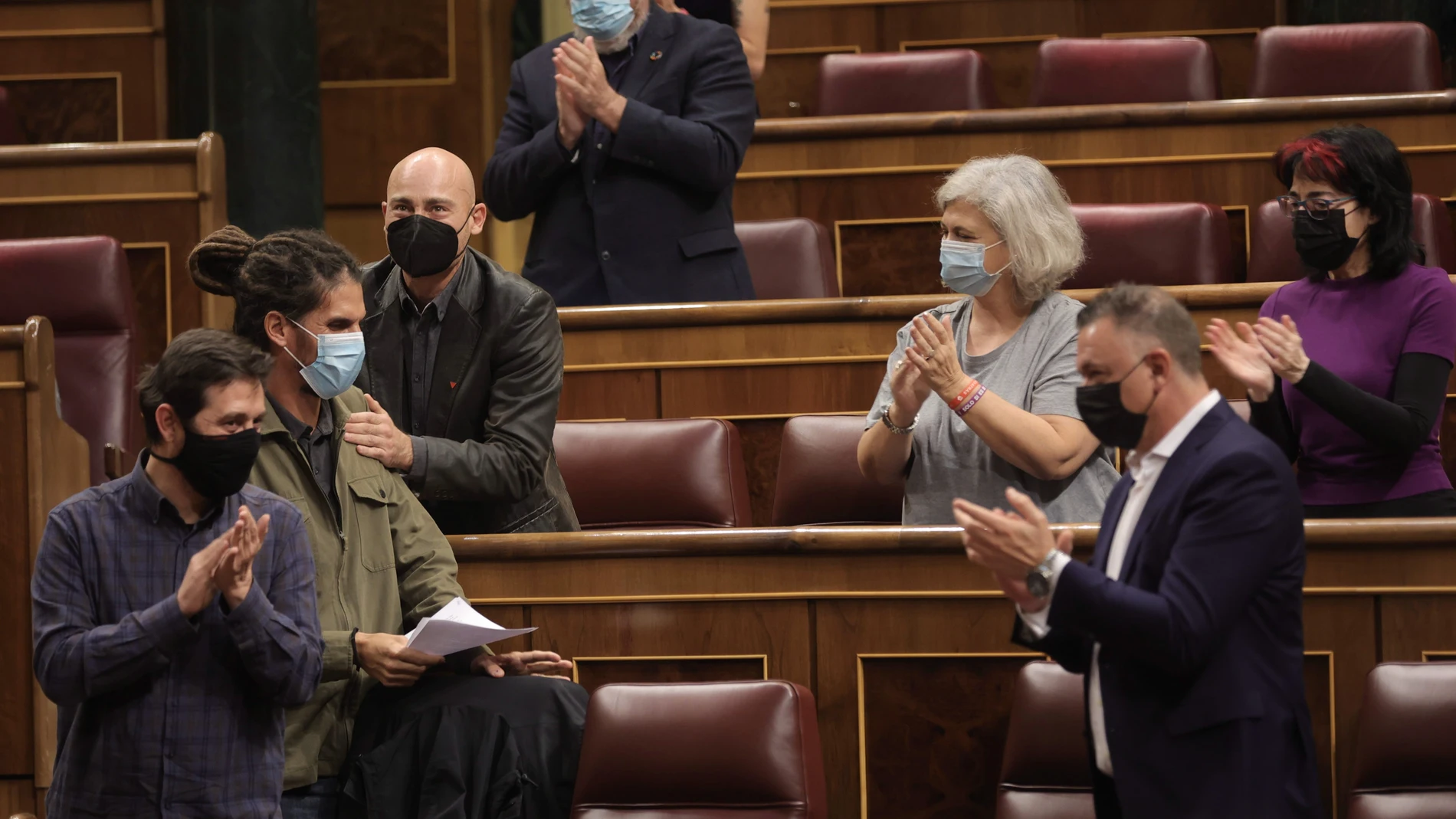 El ex secretario de Organización y diputado de Unidas Podemos Alberto Rodríguez (2i), es aplaudido por el diputado nacional de Unidas Podemos por la provincia de Cádiz, Juan Antonio Delgado