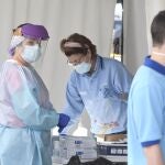 Sanitarios andaluces realizan pruebas PCR