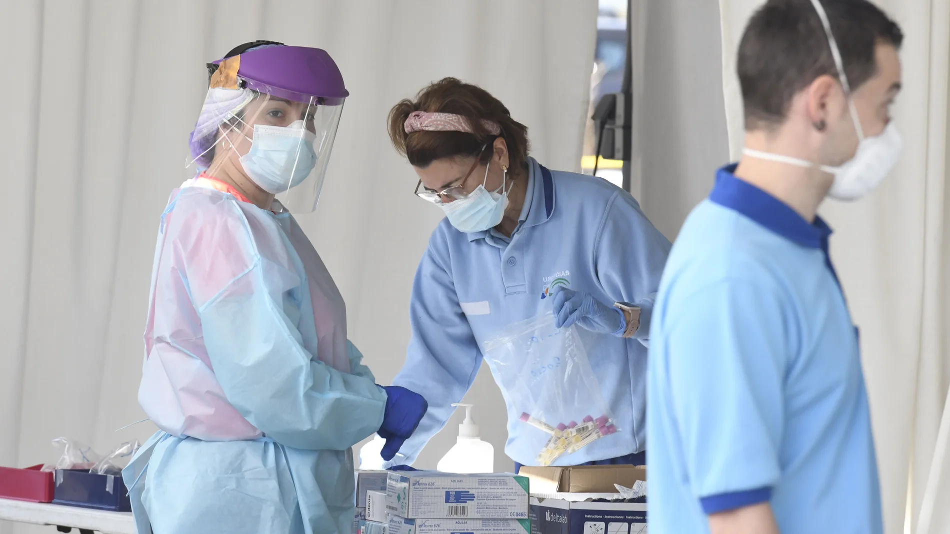 Sanitarios andaluces realizan pruebas PCR