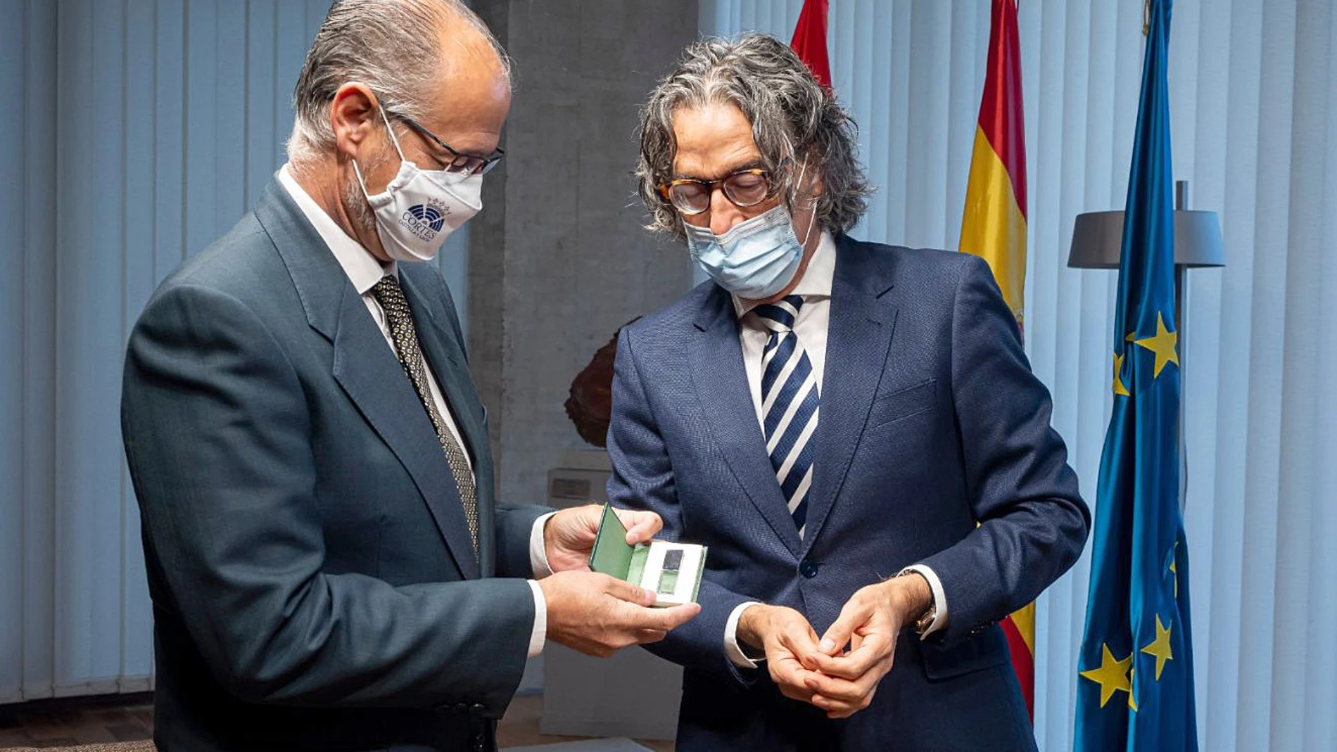 El presidente de las Cortes, Luis Fuentes, recibe al fiscal superior de Castilla y León, Santiago Mena, que le ha hecho entrega de la Memoria del Ejercicio 2020 en la Comunidad Autónoma