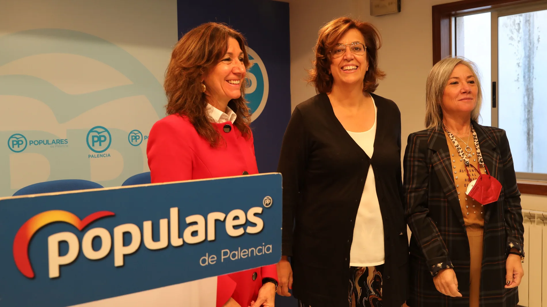 La presidenta del Partido Popular de Palencia, Ángeles Armisén, y las procuradoras regionales Mercedes Cófreces y María José Ortega, tras atender a los periodistas