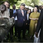 El presidente chino, Xi Jinping (centro), y su esposa Peng Liyuan visitan un santuario de vida silvestre en Harare, Zimbabwe, el 2 de diciembre de 2015