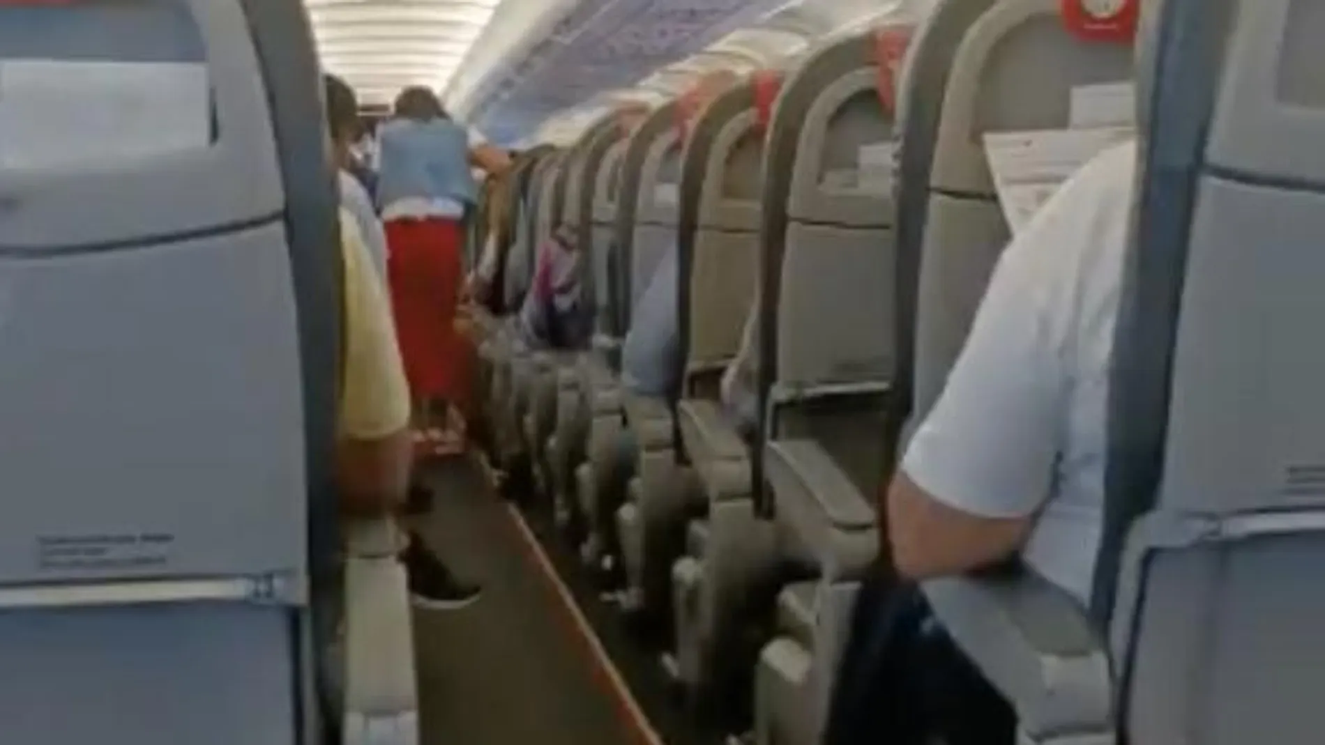 Un piloto de Iberia Express agradeció este viernes en pleno vuelo de La Palma a Madrid la gran labor realizada por un grupo de guardias civiles de Zaragoza