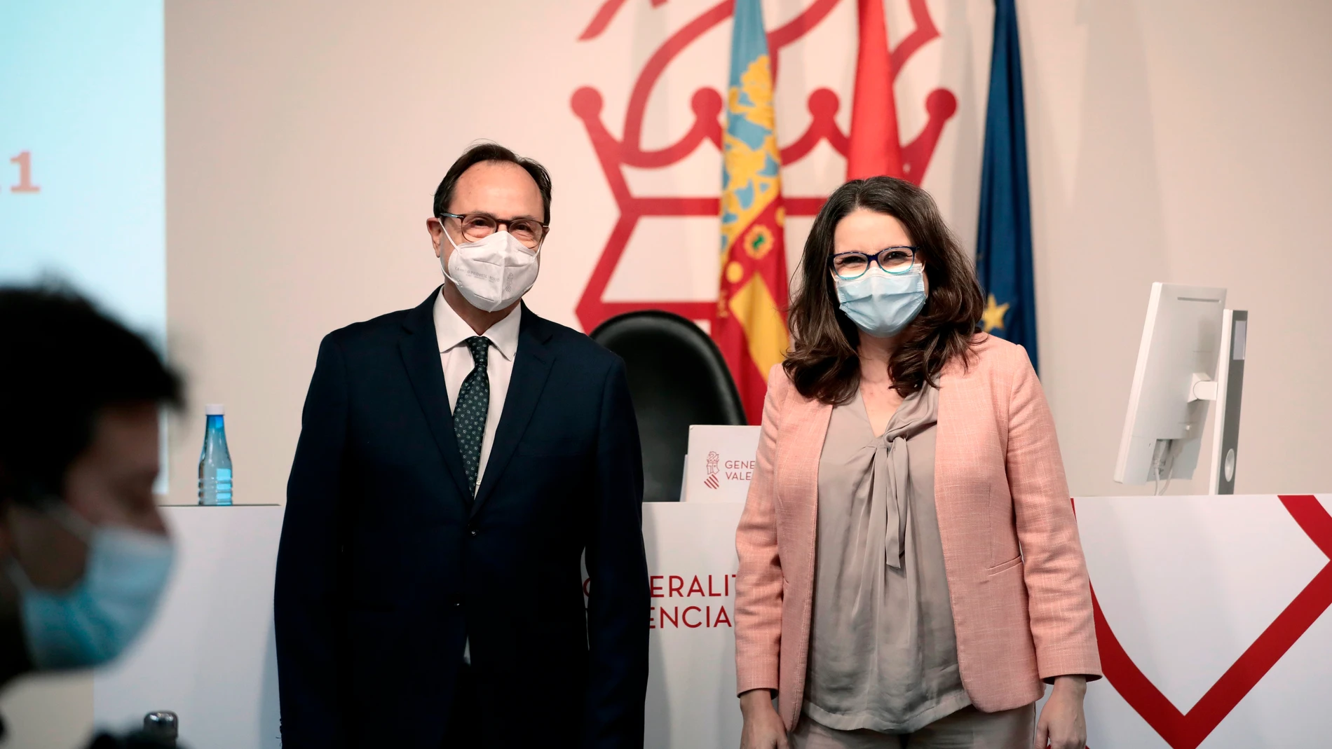 La vicepresidenta y Portavoz del Gobierno valenciano, Mónica Oltra, y el conseller de Hacienda, Vicent Soler, al inicio de prensa posterior al Pleno del Consell