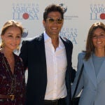Isabel Preysler, Fernando Verdasco y Ana Boyer posan a su llegada a la Cátedra Vargas Llosa.