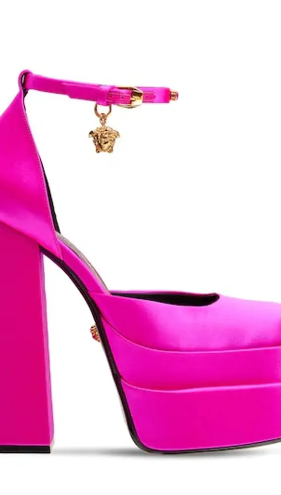 Zapato con plataforma en tono rosa.