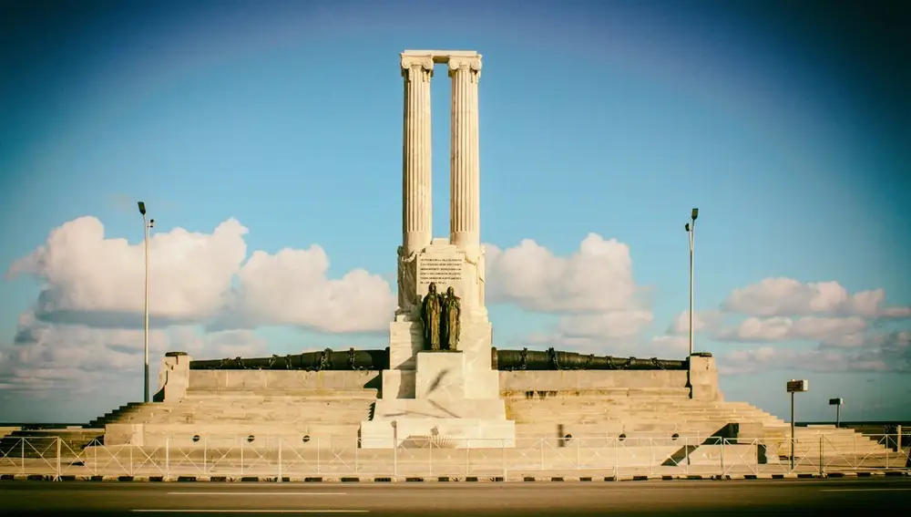 Monumento en honor a las víctimas del Mayne en el Malecón de La Habana. Contiene una inscripción que reza: «A las víctimas de El Maine que fueron sacrificadas por la voracidad imperialista en su afán de apoderarse de la isla de Cuba.»