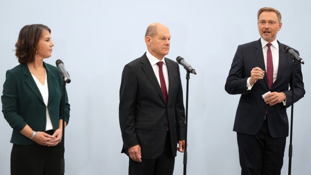 15 October 2021, Berlin: (L-R) Annalena Baerbock, federal leader of Alliance 90/The Greens (Bündnis 90/Die Grünen), Olaf Scholz, Social Democratic Party of Germany (SPD) candidate for Chancellor and Federal Minister of Finance, and Christian Lindner, parliamentary group leader and party leader of the Free Democratic Party (FDP), make a statement after exploratory talks between the SPD, FDP and Alliance 90/The Greens on the formation of a new federal government after the Bundestag elections. Photo: Kay Nietfeld/dpa15/10/2021 ONLY FOR USE IN SPAIN