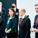 El socialdemócrata Olaf Scholz (segundo por la derecha) ultima una coalición con verdes y liberales