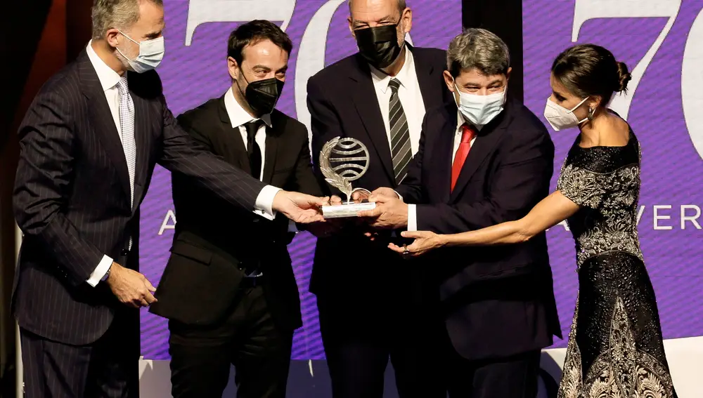 Los Reyes Felipe y Letizia posan con los galardonados con el Premio Planeta de Novela 2021