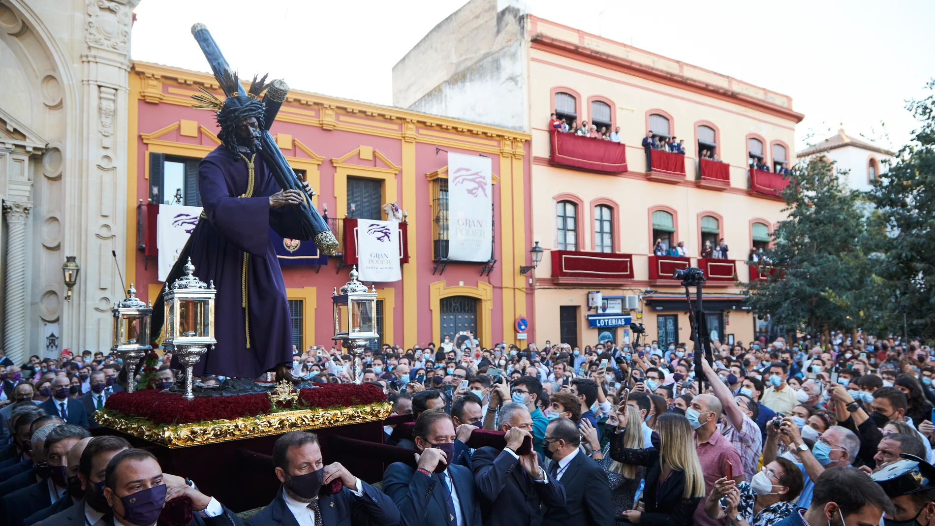 Antonio Villanueva, capataz de la cofradía, iguala a los devotos del Señor para portar las andas durante la Santa Misión. Joaquín Corchero / Europa Press