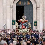 Salida de la procesión con la Virgen de los Dolores en andas por los hermanos desde la Iglesia Penitencial de la Santa Vera Cruz de Valladolid durante el VIII Encuentro Nacional de Jóvenes de Hermandades y Cofradías