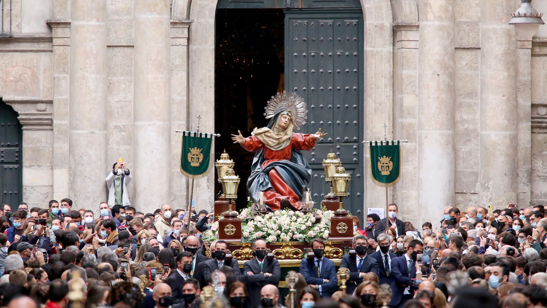 Salida de la procesión con la Virgen de los Dolores en andas por los hermanos desde la Iglesia Penitencial de la Santa Vera Cruz de Valladolid durante el VIII Encuentro Nacional de Jóvenes de Hermandades y Cofradías