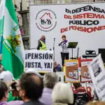 Una de los portavoces nacionales de Coespe Estatal, Conchita Ribera, interviene durante la concentración de pensionistas de hoy en la Puerta del Sol de Madrid