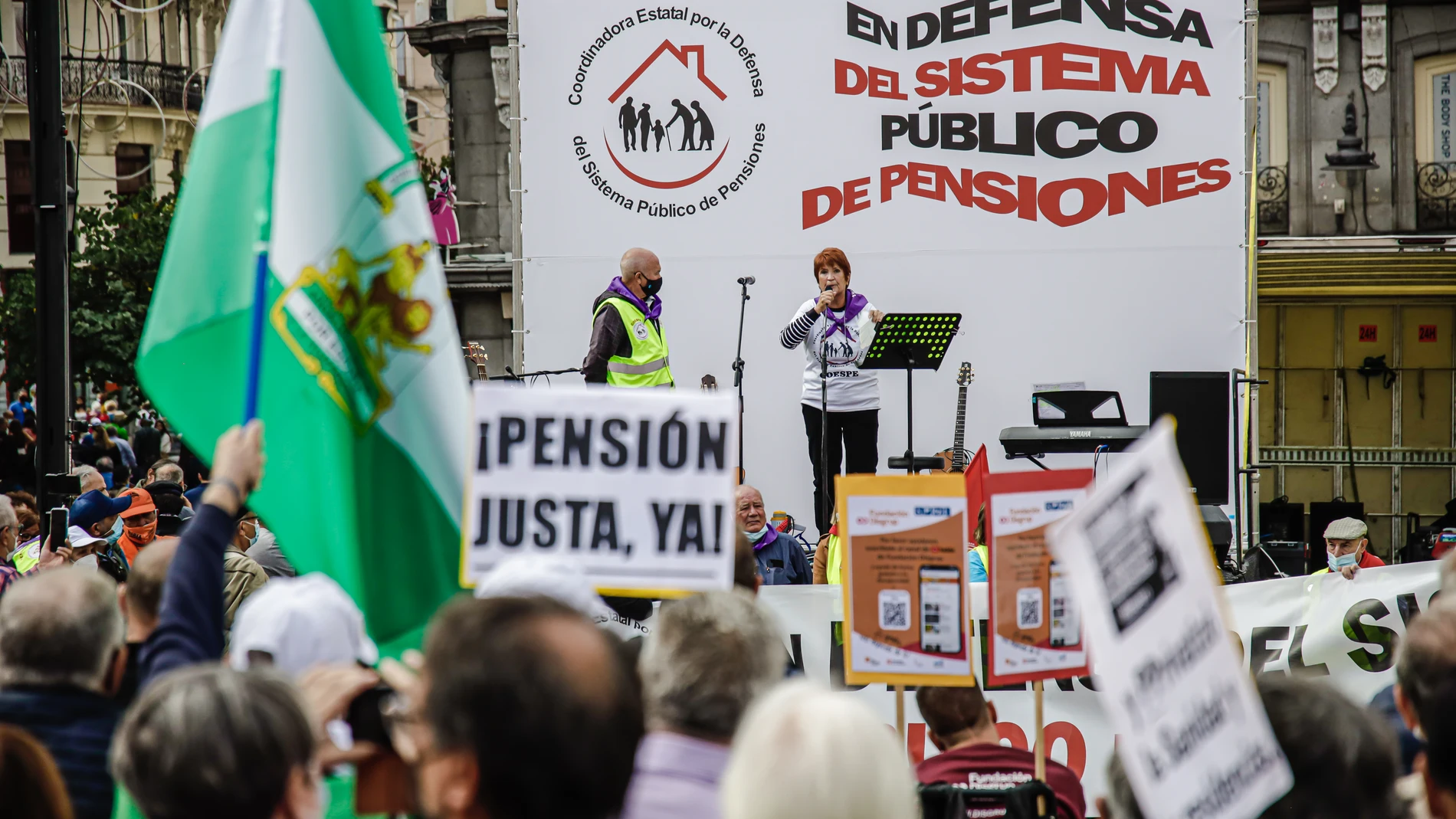 Una de los portavoces nacionales de Coespe Estatal, Conchita Ribera, interviene durante la concentración de pensionistas de hoy en la Puerta del Sol de Madrid