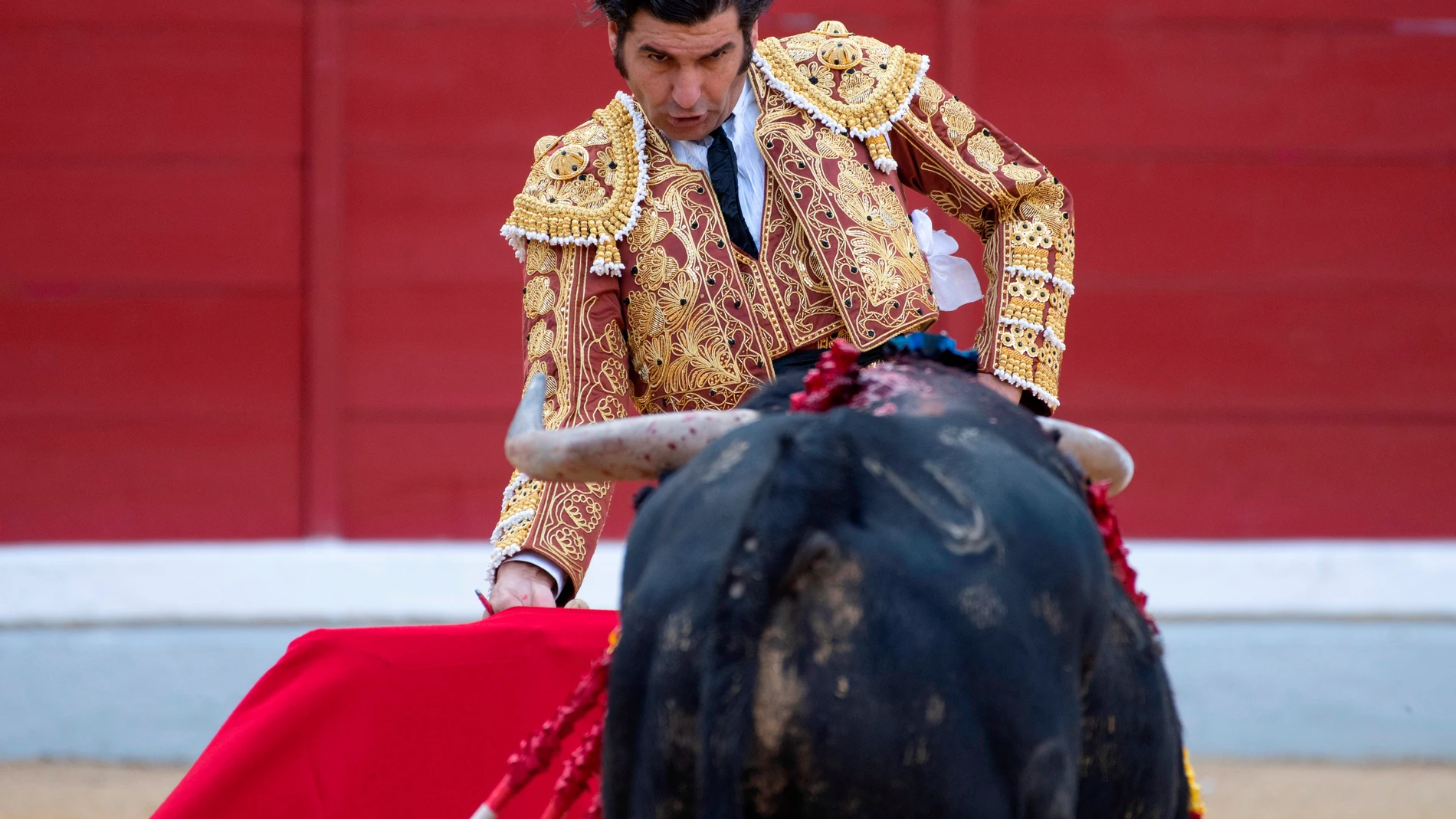 JAÉN, 16/10/2021.- El diestro Morante de la Puebla en su primer toro de la tarde durante la Feria de San Lucas en Jaén,. EFE/José Manuel Pedrosa