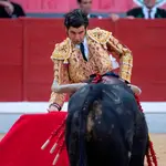 JAÉN, 16/10/2021.- El diestro Morante de la Puebla en su primer toro de la tarde durante la Feria de San Lucas en Jaén,. EFE/José Manuel Pedrosa