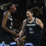 Astou Ndour celebra una victoria de las Chicago Sky en las Finales de la WNBA