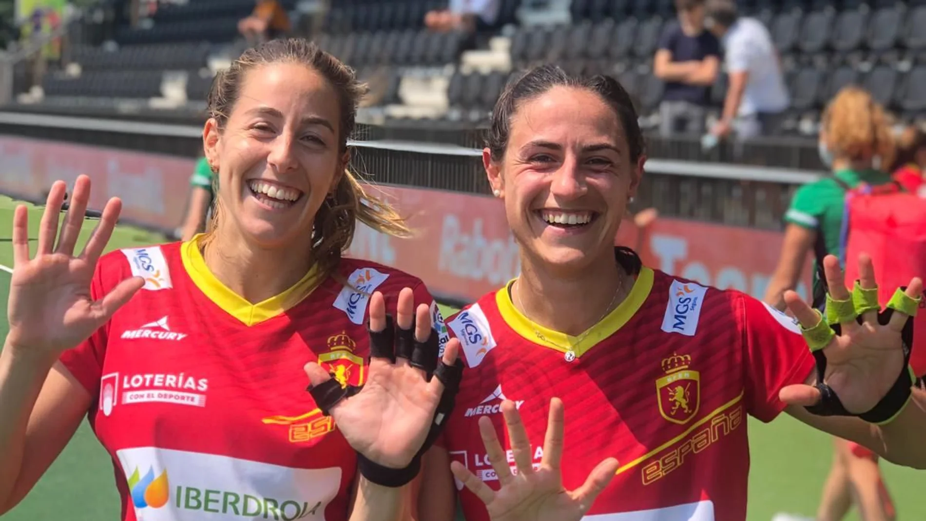 María López y Bea Pérez, jugadoras de la selección española de hockey hierba