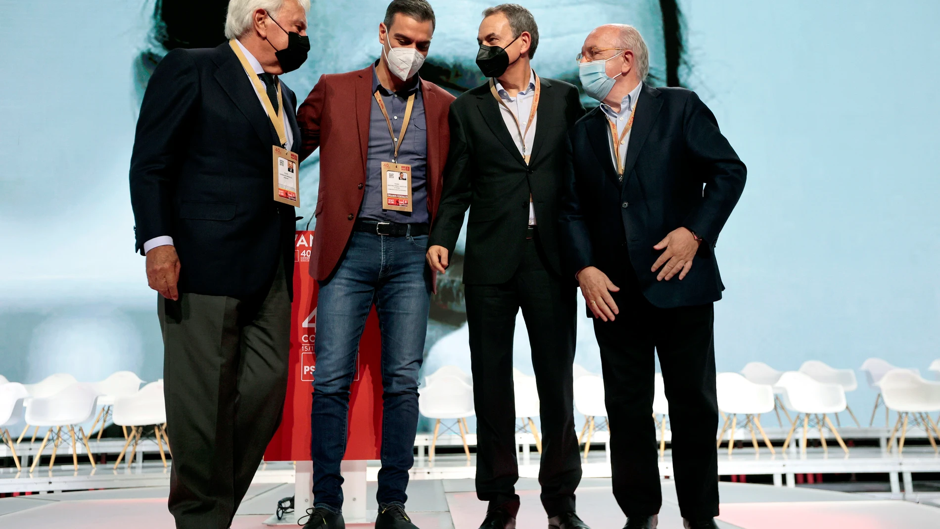 El presidente del Gobierno, Pedro Sánchez, junto a los ex presidentes Felipe González y José Luis Rodríguez Zapatero y el ex vicepresidente de la Comisión Europea Joaquín Almunia, hoy en Valencia