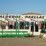 El restaurante Katy se encuentra en avanzado estado de deterioro y abandono, con restos de mobiliario en muy malas condiciones, así como escombros, cristales y basuras en su interior