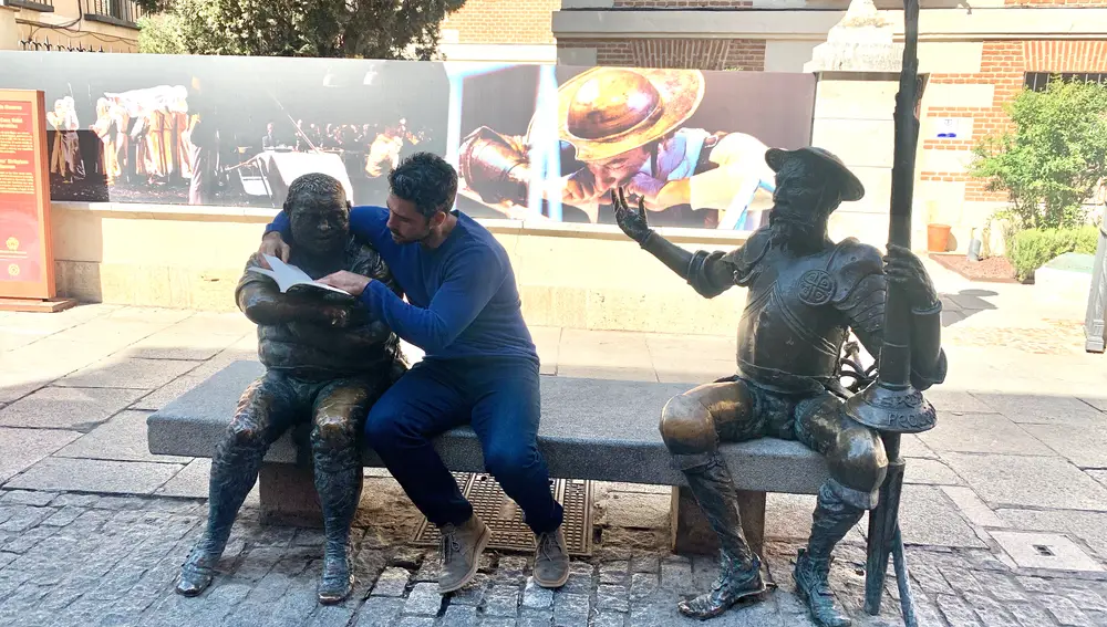 El excapitán de la selección española de rugby, Jaime Nava a la puertas de la Casa Museo de Cervantes en Alcalá de Henares