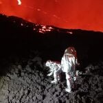 Miembros de la UME y el Instituto Geominero toman datos de la temperatura de la lava