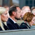 El príncipe heredero y Mette-Marit asisten a un oficio religioso en Kongsberg