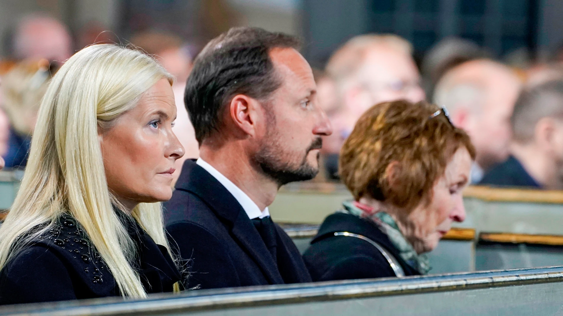 El príncipe heredero y Mette-Marit asisten a un oficio religioso en Kongsberg