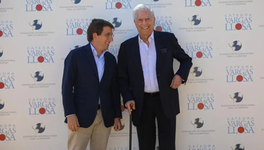 El Alcalde de Madrid José Luis Martínez Almeida y Mario Vargas Llosa