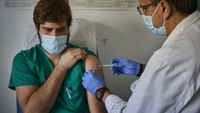 Los médicos de centros privados fueron relegados en la vacunación, según la sentencia