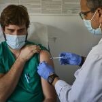 Los médicos de centros privados fueron relegados en la vacunación, según la sentencia