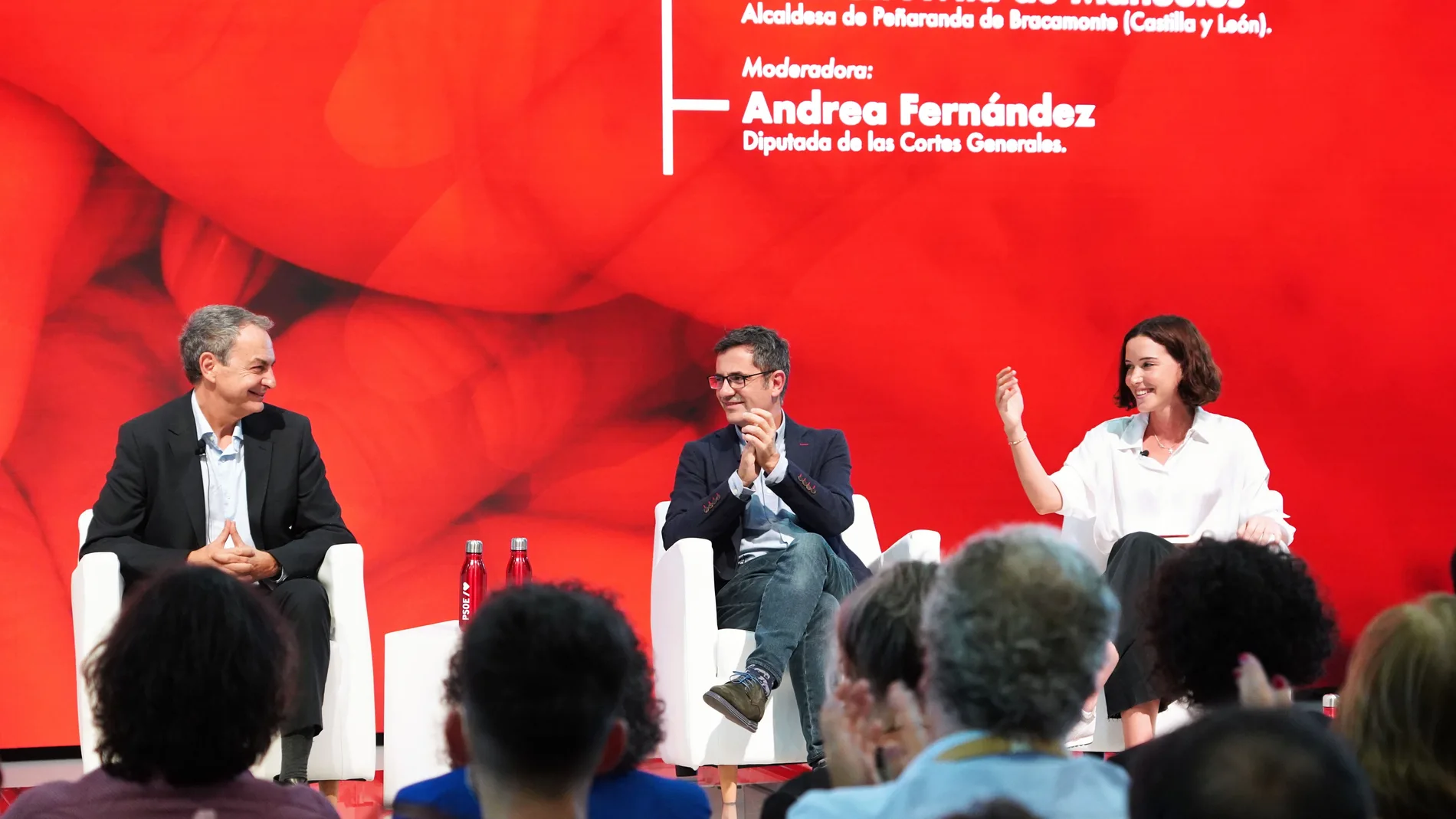 La diputada leonesa Andrea Fernández junto a Rodríguez Zapatero y Félix Bolaños en la mesa que moderó en este 40 Congreso del PSOE