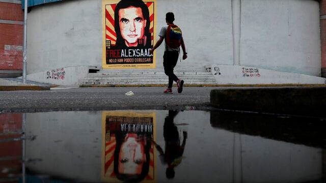 Un hombre pasa frente a un cartel de apoyo al empresario colombo-venezolano Alex Saab hoy, en Caracas (Venezuela)