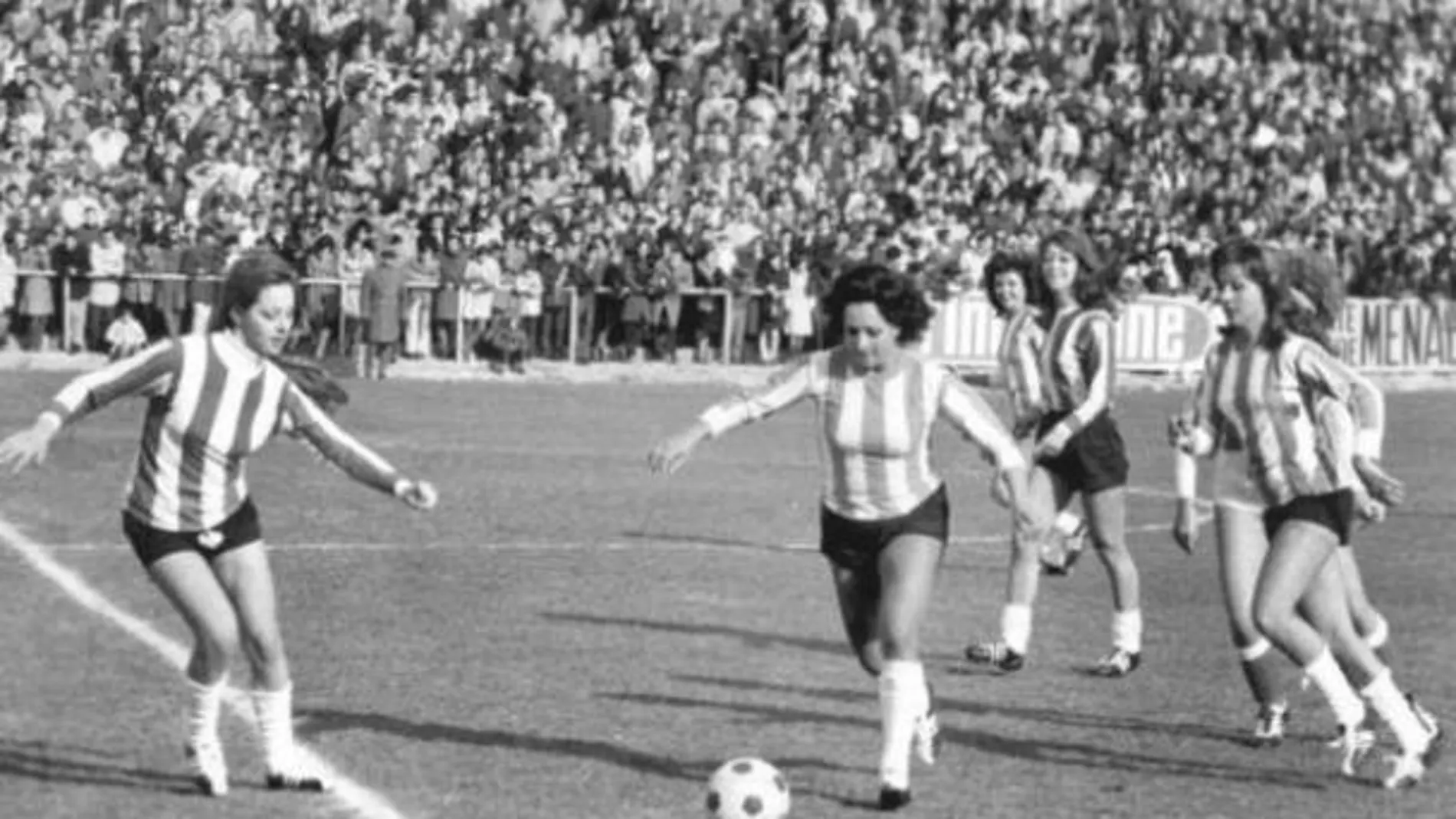 Lola Flores durante el mítico partido disputado en la temporada 1970-71