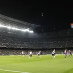 Imagen de los focos del Camp Nou durante el Barcelona-Valencia.