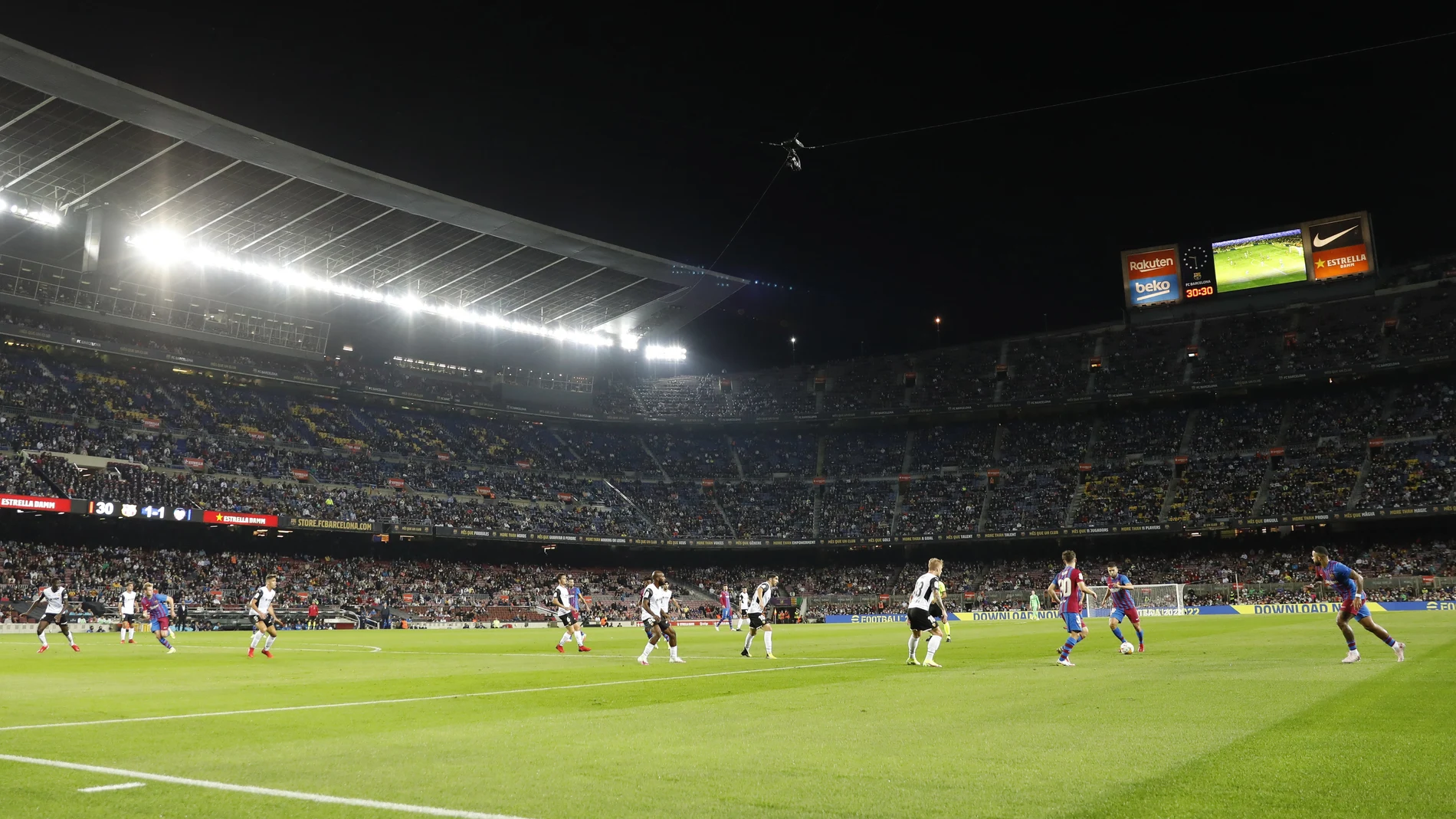 Imagen de los focos del Camp Nou durante el Barcelona-Valencia.