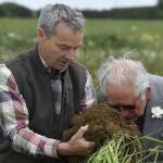 El príncipe Carlos junto al fundador de FarmED, Ian Wilkinson, durante su visita al centro de educación agrícola y alimentaria