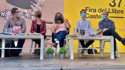 La vicepresidenta, Mónica Oltra, ofrece una rueda de prensa "en defensa de la tolerancia y la diversidad" tras la retirada de libros de temática LGTB, junto con la concejala de Cultura de Castellón, Verònica Ruiz