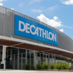 Decathlon clona las chanclas agotadas Yeezy de Adidas y arrasa con ellas