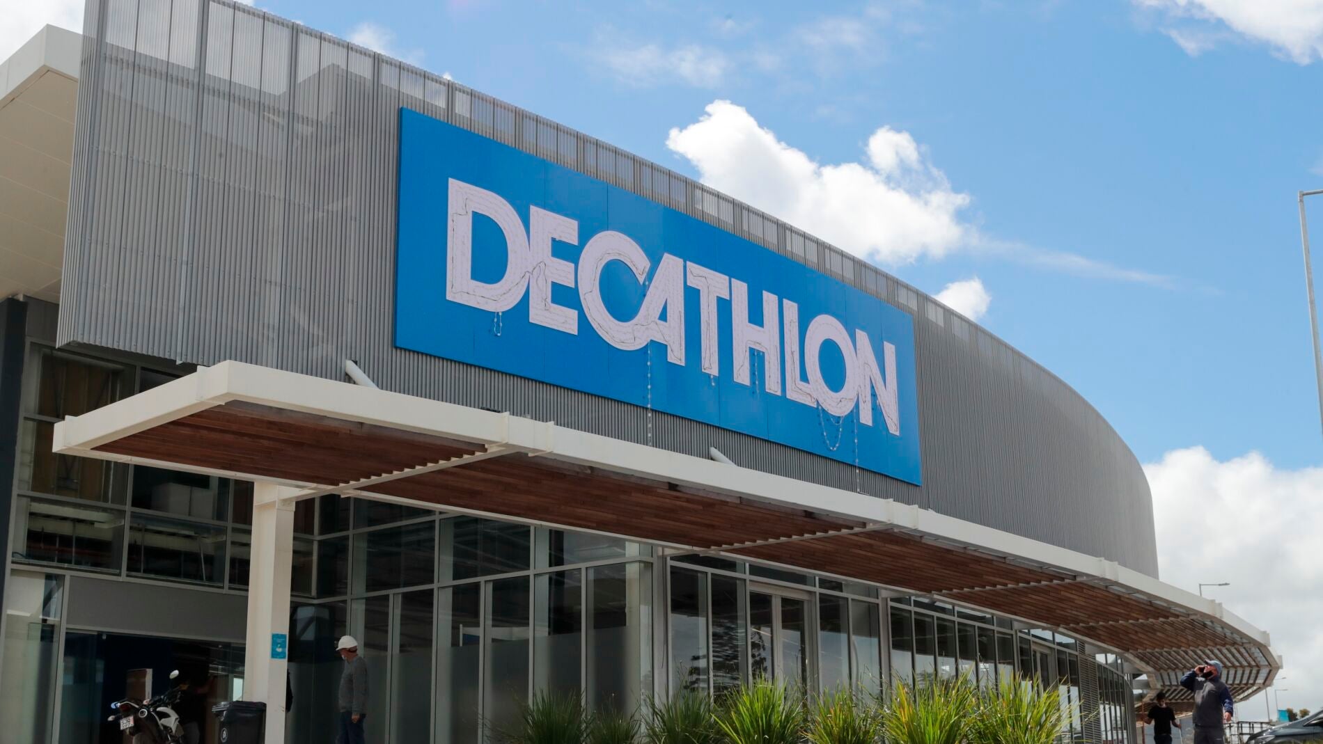 Decathlon clona las chanclas agotadas Yeezy de Adidas y arrasa con