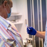 Una persona se vacuna de la gripe y se pone la dosis de refuerzo de la covid en el centro de Salud de Habana-Cuba, a 18 de octubre de 2021, en Vitoria, País Vasco, (España)