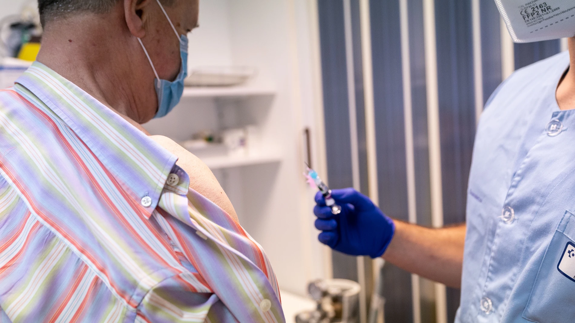 Una persona se vacuna de la gripe y se pone la dosis de refuerzo de la covid en el centro de Salud de Habana-Cuba, a 18 de octubre de 2021, en Vitoria, País Vasco, (España)