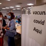 Una mujer mayor de 70 años espera junto a su acompañante para recibir la tercera dosis de la vacuna contra la covid-19 en el Distrito Sanitario de Sevilla