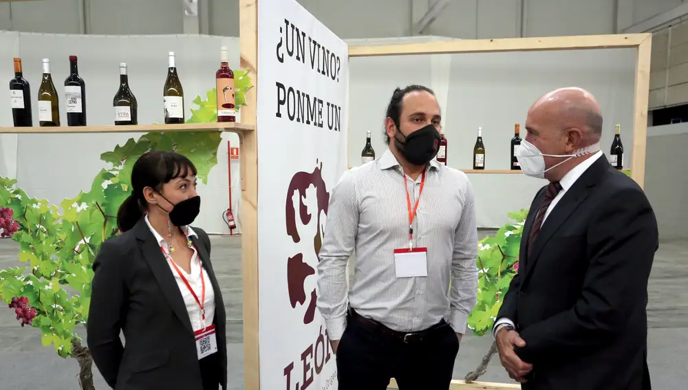 El consejero de Agricultura, Ganadería y Desarrollo Rural, Jesús Julio Carnero, conversa con algunos de los profesionales presentes en el Congreso Duero Wine