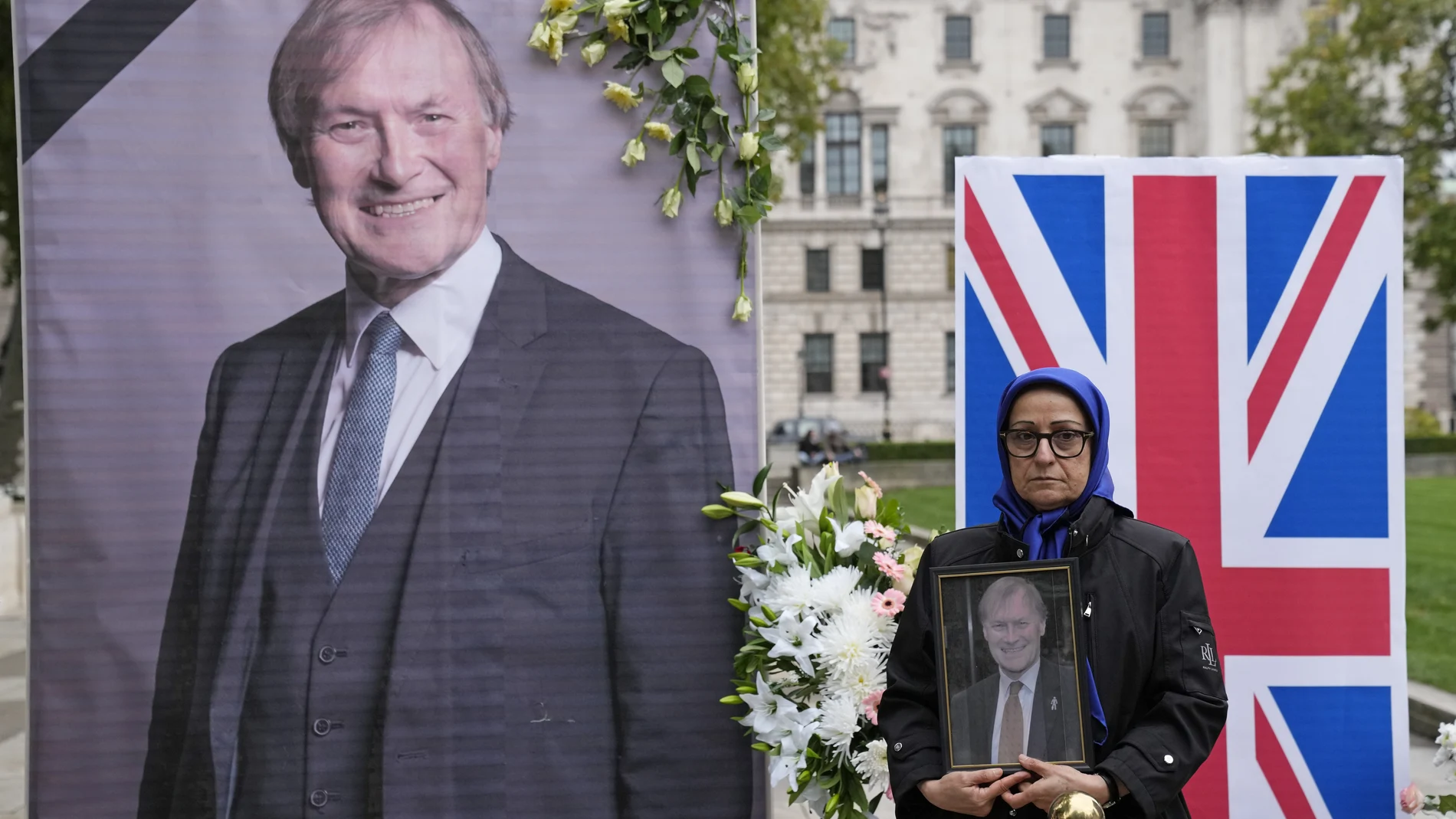Miembros de la comunidad anglo-iraní rinden tributo al diputado conservador asesinado, David Amess