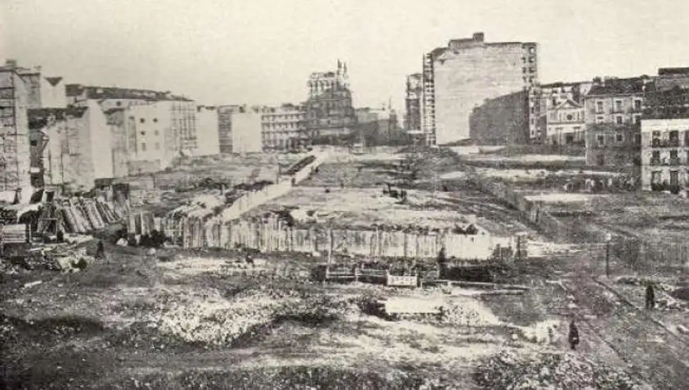 Vista de Callao desde Plaza de España, cuando se construía el último tramo de la Gran Vía